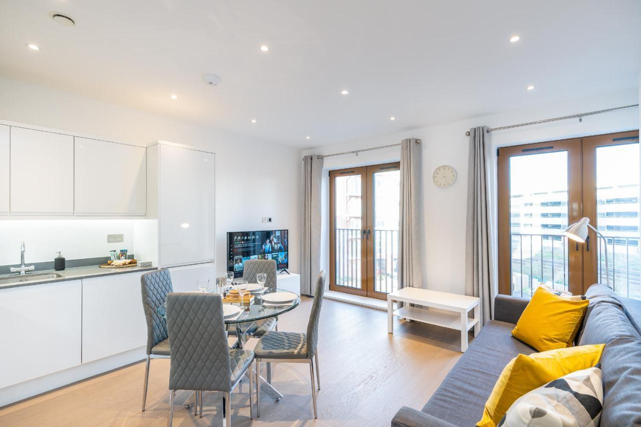 St Albans 2 Bed Luxury City Apartment, 5 Mins Walk To Train & Allocated Parking Exterior foto